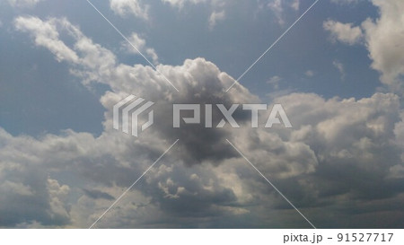 検見川浜の上の白い雲と青い空 91527717