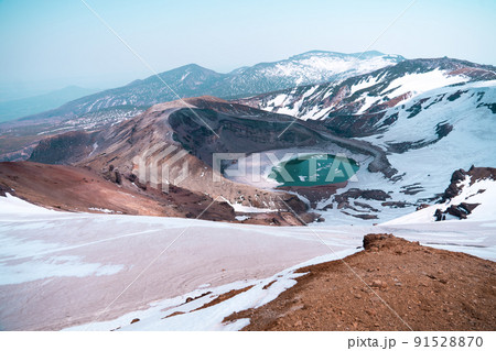 春の蔵王　お釜　雪（宮城県） 91528870