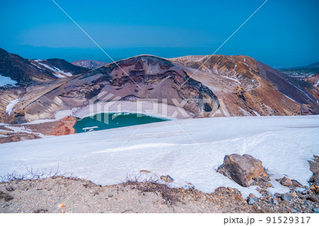 春の蔵王　お釜　雪（宮城県） 91529317