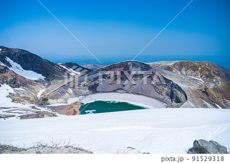 春の蔵王　お釜　雪（宮城県） 91529318