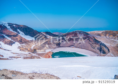 春の蔵王　お釜　雪（宮城県） 91529319