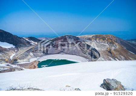 春の蔵王　お釜　雪（宮城県） 91529320