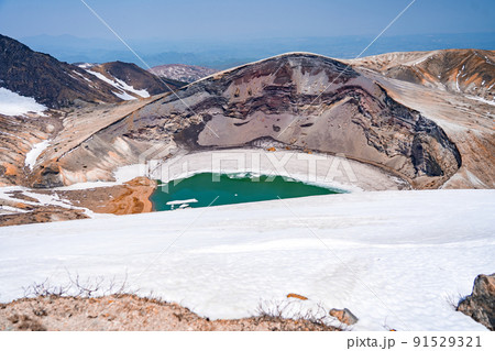 春の蔵王　お釜　雪（宮城県） 91529321
