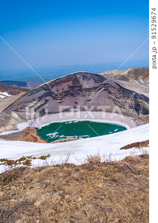 春の蔵王　お釜　雪（宮城県） 91529674