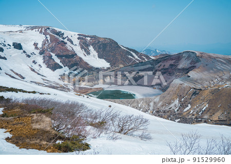 春の蔵王　お釜　雪（宮城県） 91529960
