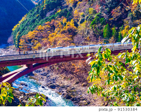 秋のJR保津峡駅 91530384