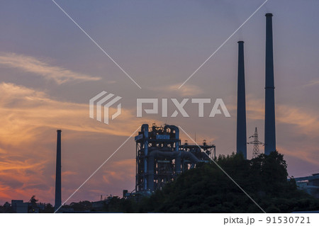 夕日の空　夕焼け　セメント工場　黄昏　西日　雲　空 91530721