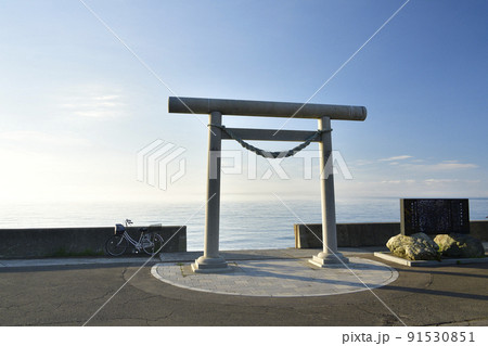 夏の北海道木古内町でみそぎ浜の鳥居の風景を撮影 夏の北海道木古内町でみそぎ浜の鳥居の風景を撮影 91530851