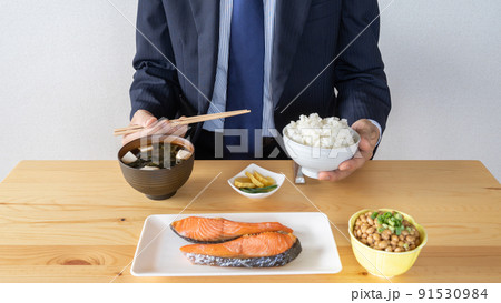 和食を食べるビジネスマン 和食を食べるビジネスマン 91530984
