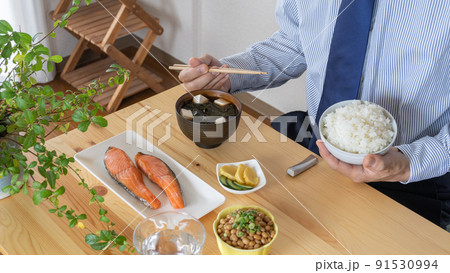 和食を食べるビジネスマン 和食を食べるビジネスマン 91530994