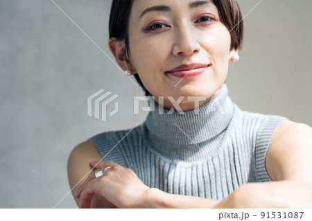 ミドル女性のポートレート 91531087