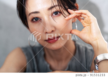 ミドル女性のポートレート 91531233