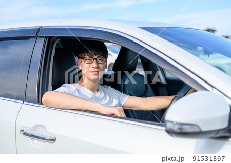 ハンドルを握る男性　車　レンタカー　 91531397