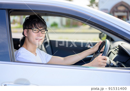 ハンドルを握る男性 車 レンタカー ハンドルを握る男性 車 レンタカー 91531400