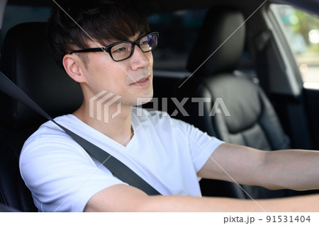 ハンドルを握る男性 車 レンタカー ハンドルを握る男性 車 レンタカー 91531404