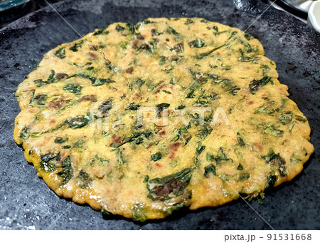 Palak paratha or Indian flat breads made from spinach and served with mango pickle and mint dip, Indian breakfast 91531668