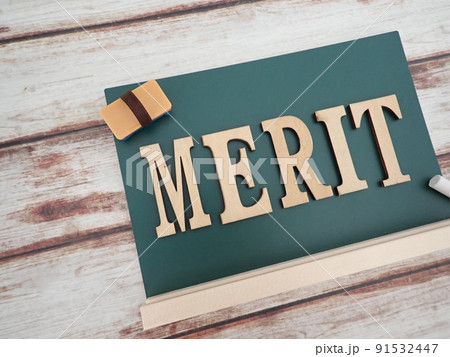黒板にMERITメリットの単語 黒板にMERITメリットの単語 91532447
