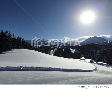 湯殿山スキー場から見える冬の月山 91532795