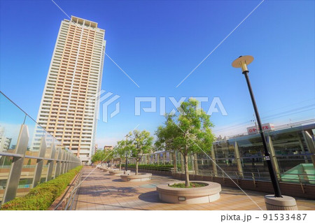 夏の早朝 JR市川駅南口とマンション街をつなぐデッキ 夏の早朝 JR市川駅南口とマンション街をつなぐデッキ 91533487