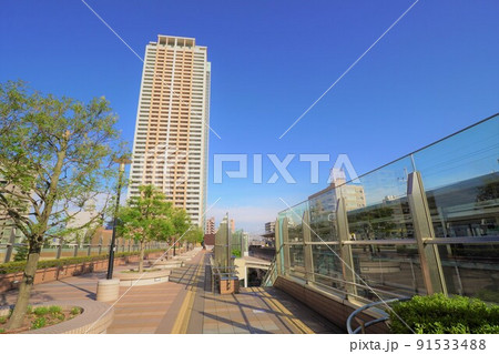 夏の早朝　JR市川駅南口とマンション街をつなぐデッキ 91533488