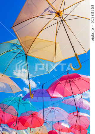 アンブレラスカイ・傘と青空イメージ 91533563