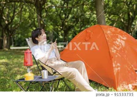 一人でキャンプする若い女性 91533735