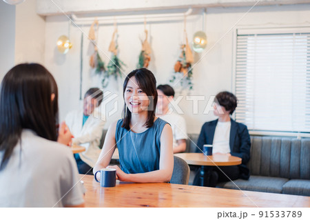 カフェで会話をする二人の女性 カフェで会話をする二人の女性 91533789