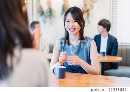 カフェで会話をする二人の女性 91533822