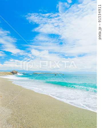 【高知県】青空の下の夏の桂浜　海 91534911
