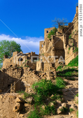 ruins of walls of houses on a cliff in the abandoned village of Gamsutl 91534980