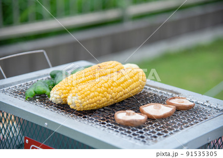 BBQでとうもろこしと椎茸とピーマン BBQでとうもろこしと椎茸とピーマン 91535305