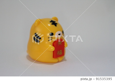 白背景に福が訪れるような招きネコ、ネコの置物 91535395