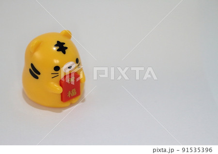 白背景に福が訪れるような招きネコ、ネコの置物 白背景に福が訪れるような招きネコ、ネコの置物 91535396