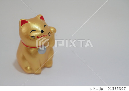 白背景に福が訪れるような招きネコ、ネコの置物 91535397