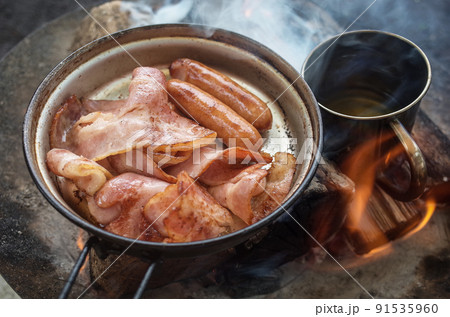 焚き火で朝食作り 焚き火で朝食作り 91535960