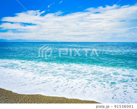 【高知県】青空の下の夏の桂浜　海 91536001