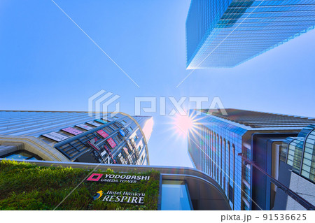 【大阪府】7月・爽やかな青空の休日、大阪駅前でショッピング 91536625