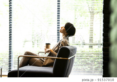 ビジネス 女性 オフィス ロビー リラックス 休憩 ビジネス 女性 オフィス ロビー リラックス 休憩 91537010
