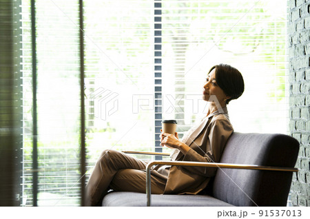 ビジネス 女性 オフィス ロビー リラックス 休憩 ビジネス 女性 オフィス ロビー リラックス 休憩 91537013
