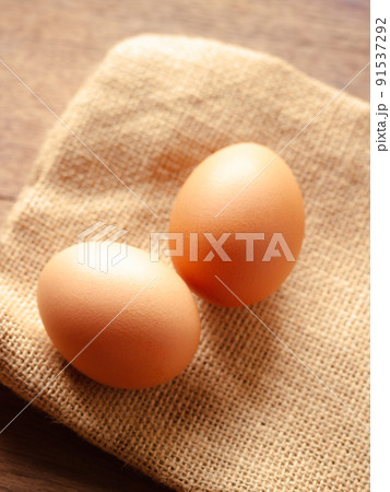 Close up of two eggs on sackcloth 91537292