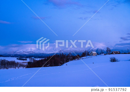 《北海道》冬の美瑛・日没の雪景色 91537792