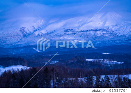《北海道》冬の美瑛・日没の雪景色 91537794