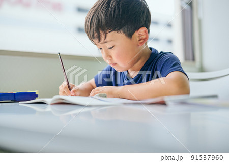 ノートに書き取りをする小学生の男の子 91537960