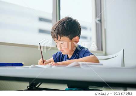 ノートに書き取りをする小学生の男の子 91537962