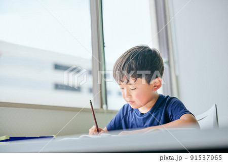 ノートに書き取りをする小学生の男の子 ノートに書き取りをする小学生の男の子 91537965