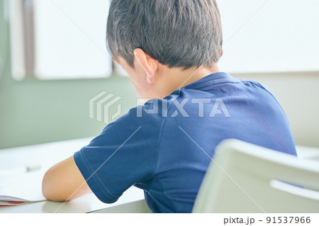 ノートに書き取りをする小学生の男の子 ノートに書き取りをする小学生の男の子 91537966