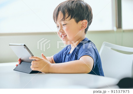 タブレットでオンライン学習をする小学生の男の子 91537975