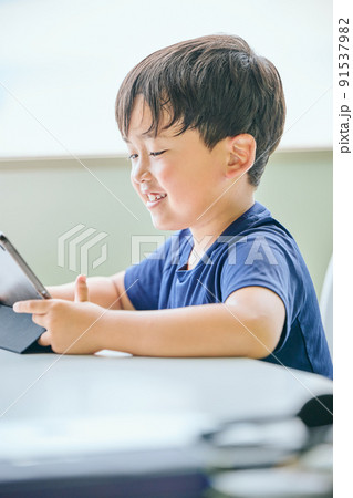 タブレットでオンライン学習をする小学生の男の子 タブレットでオンライン学習をする小学生の男の子 91537982