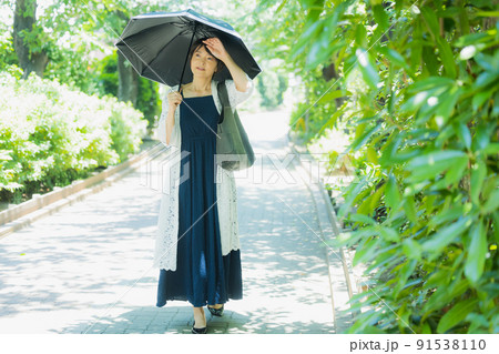 日傘のミドル女性　 91538110