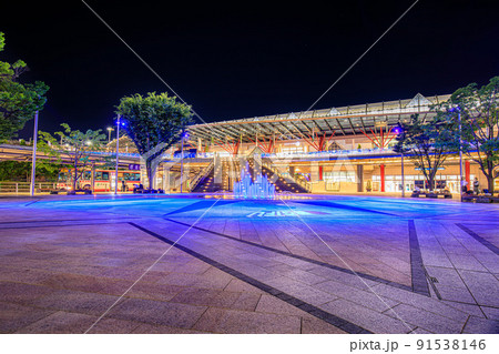 岐阜市　夜の岐阜駅前広場と岐阜駅舎 91538146
